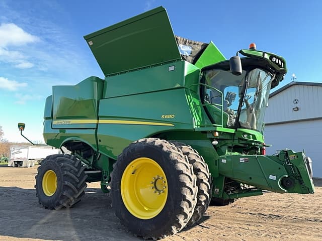 Image of John Deere S680 equipment image 1