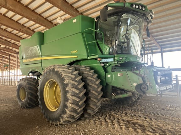2015 John Deere S690 Equipment Image0