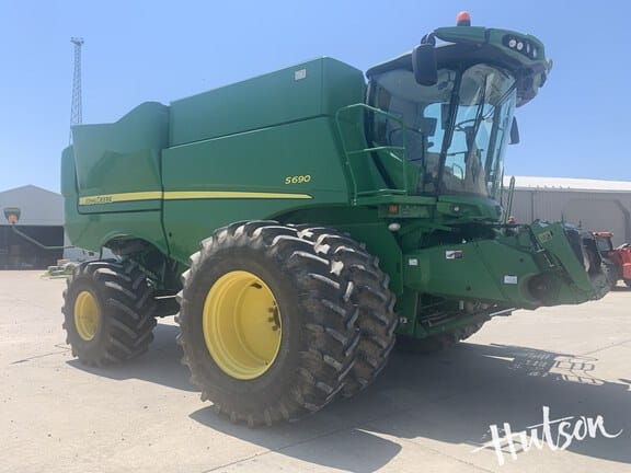 2015 John Deere S690 Equipment Image0