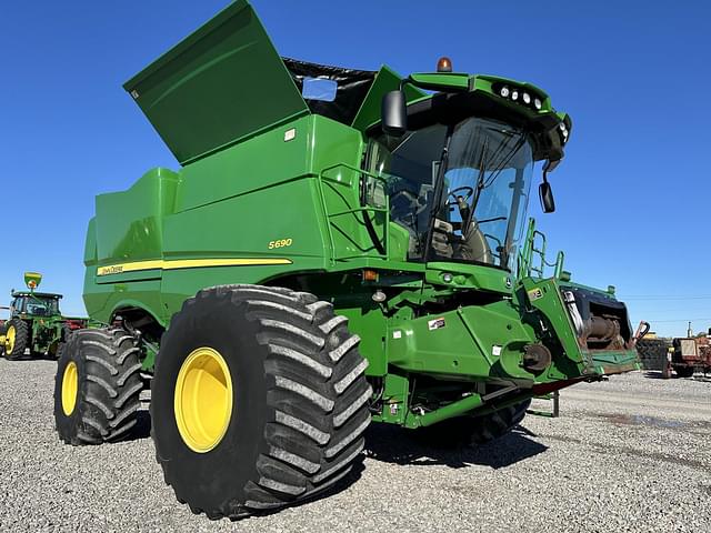 Image of John Deere S690 equipment image 3