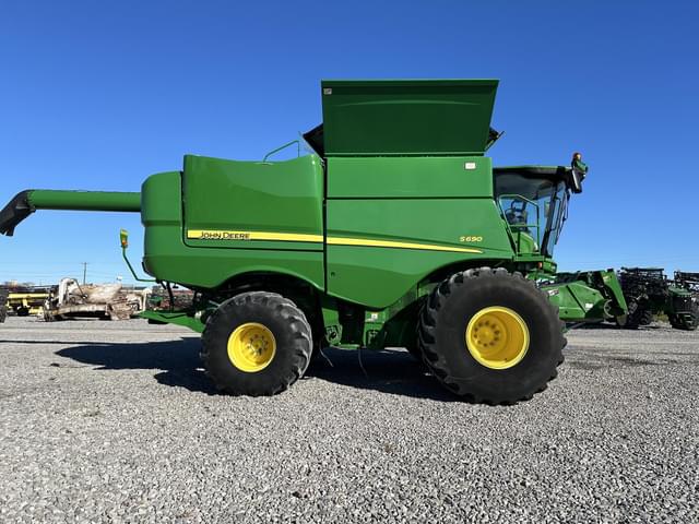Image of John Deere S690 equipment image 2