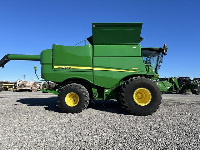 Image of John Deere S690 equipment image 1