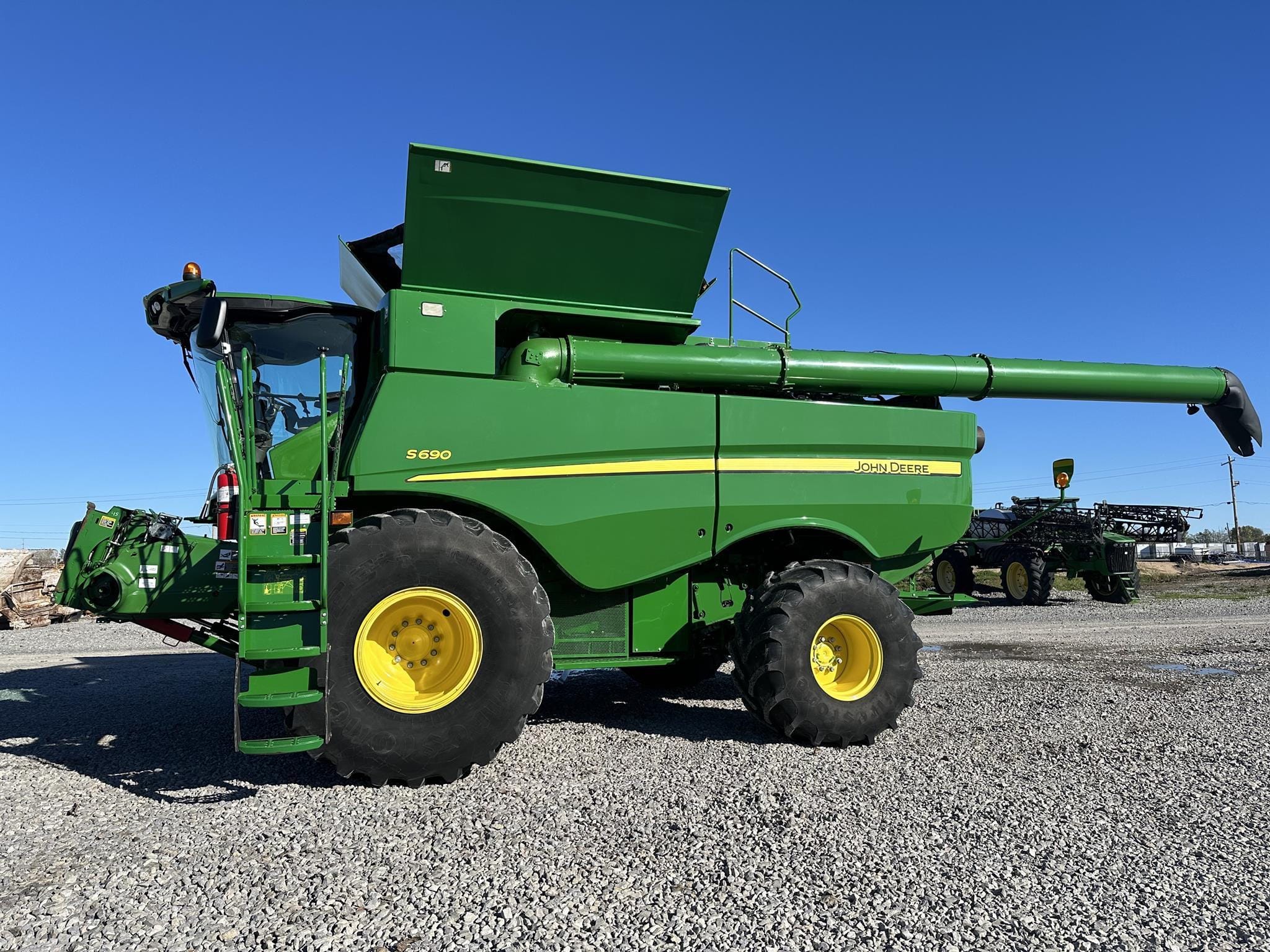 2015 John Deere S690 Equipment Image0