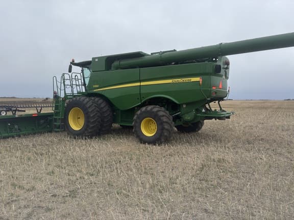 Image of John Deere S690 equipment image 1