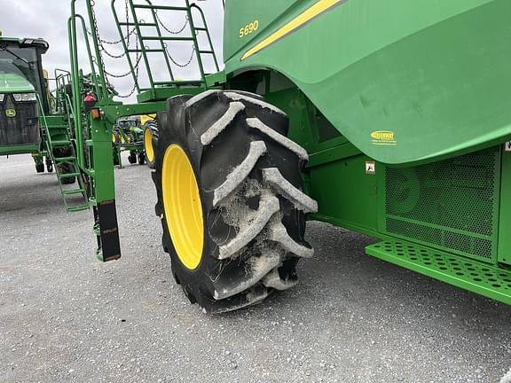 Image of John Deere S690 equipment image 3