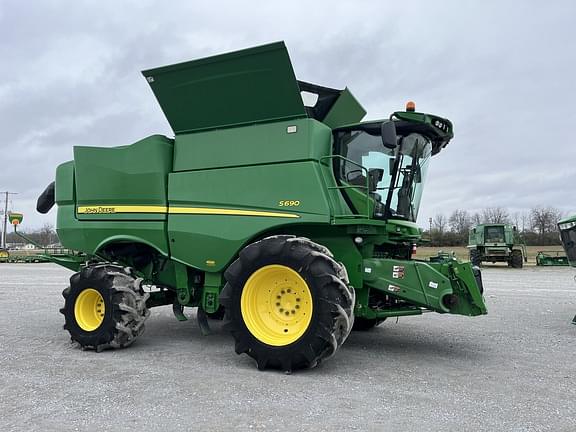 Image of John Deere S690 Primary image