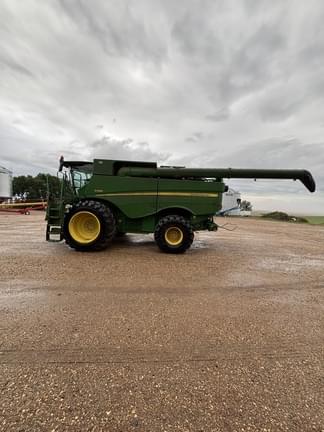 Image of John Deere S690 equipment image 4