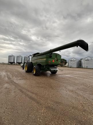 Image of John Deere S690 equipment image 3