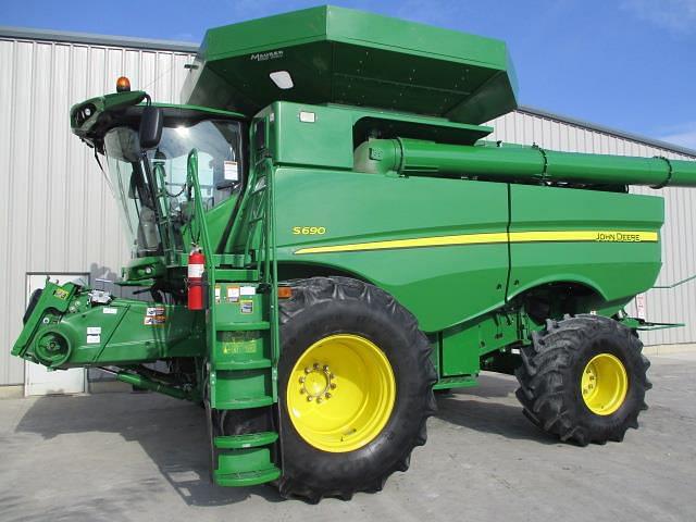 Image of John Deere S690 Primary image