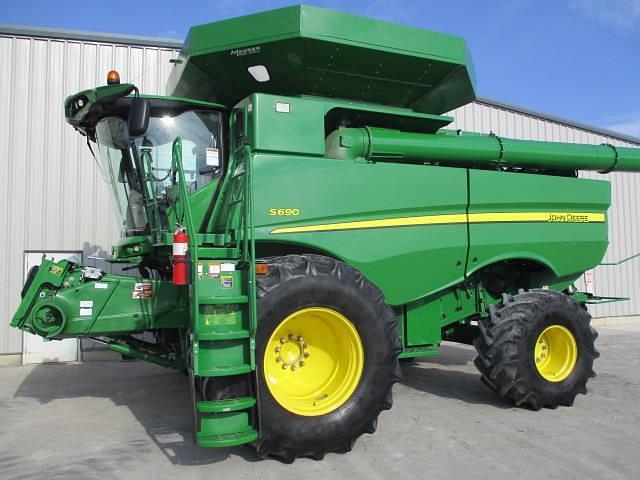Image of John Deere S690 equipment image 1