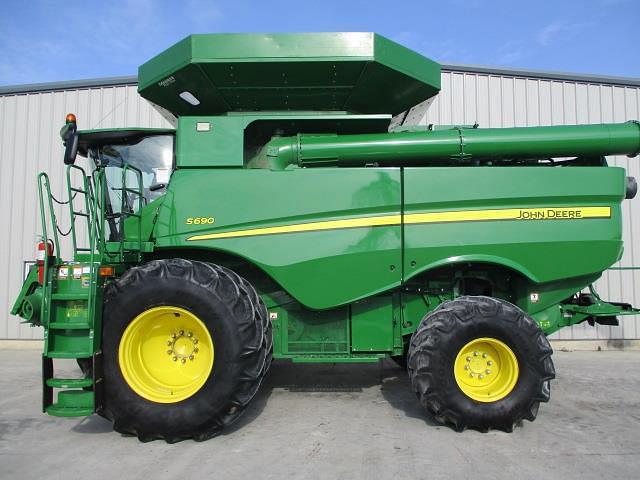 Image of John Deere S690 equipment image 2