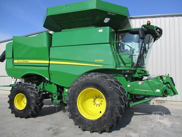 Image of John Deere S690 equipment image 1