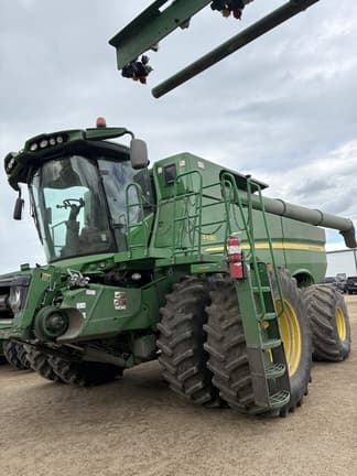 Image of John Deere S690 Image 1