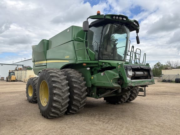 2015 John Deere S690 Equipment Image0