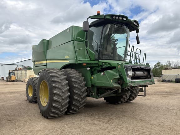 Image of John Deere S690 Image 0