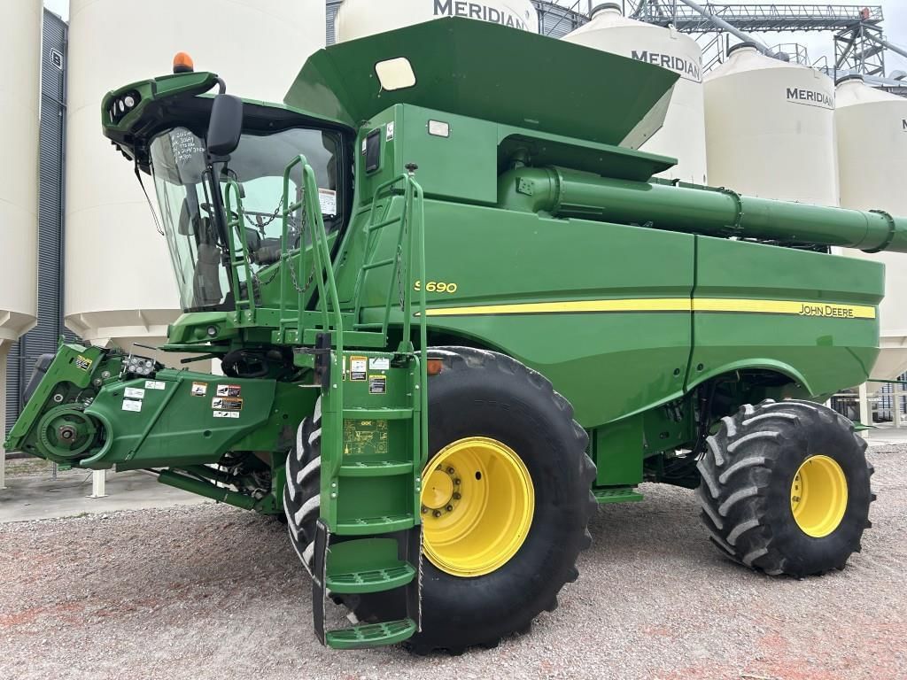 2015 John Deere S690 Equipment Image0