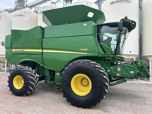 Image of John Deere S690 equipment image 1