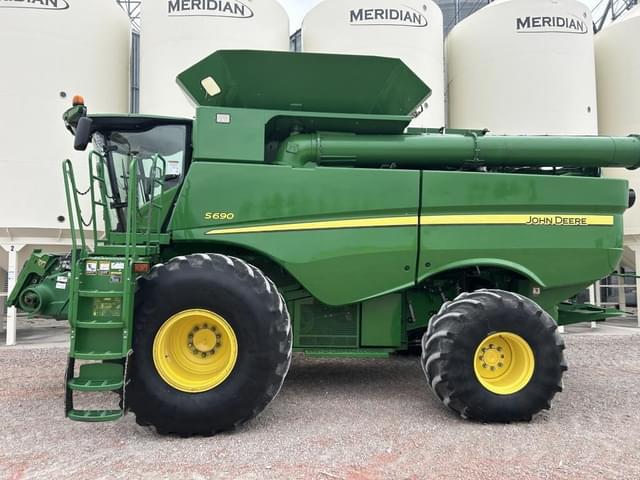 Image of John Deere S690 equipment image 2