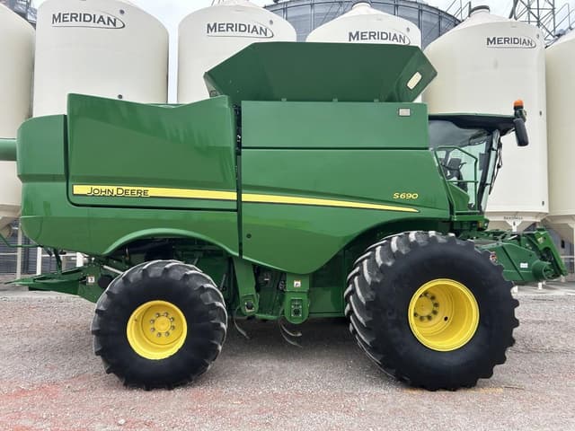 Image of John Deere S690 equipment image 3