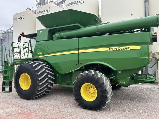 Image of John Deere S690 equipment image 4