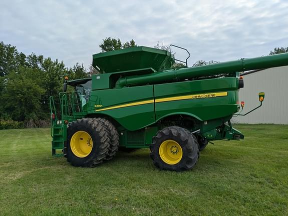 Image of John Deere S690 equipment image 1