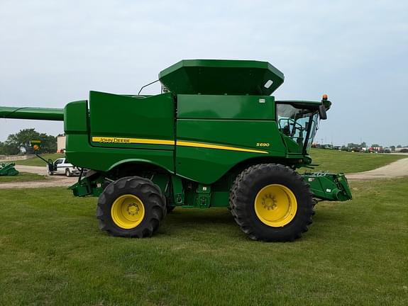 Image of John Deere S690 equipment image 4