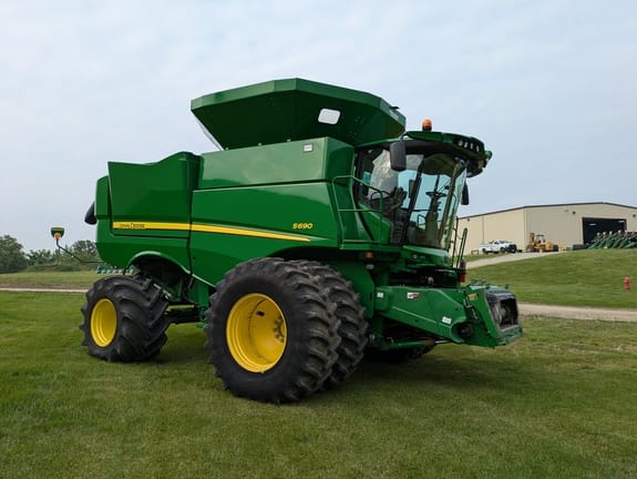 Main image John Deere S690