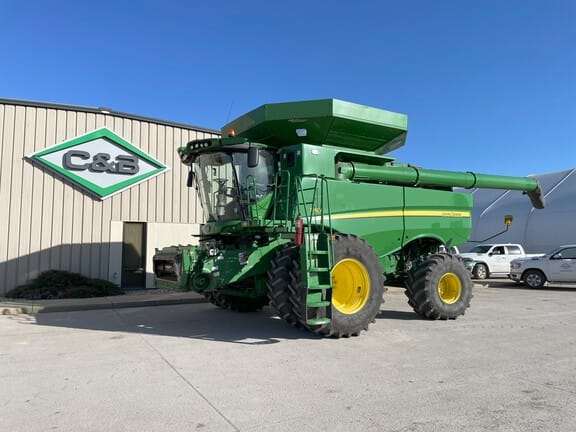Main image John Deere S690