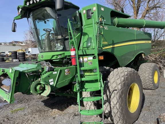 Image of John Deere S690 Primary image