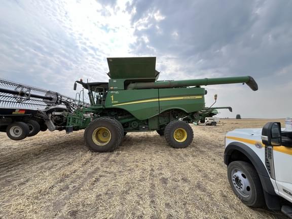 Image of John Deere S690 equipment image 1