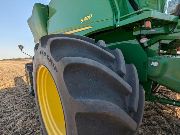 Image of John Deere S690 equipment image 4