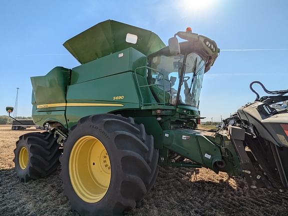 Image of John Deere S690 equipment image 3