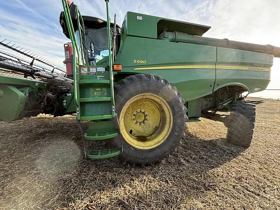 Image of John Deere S690 equipment image 2