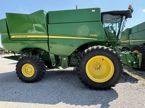2015 John Deere S690 Equipment Image0