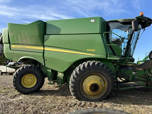Image of John Deere S690 equipment image 3