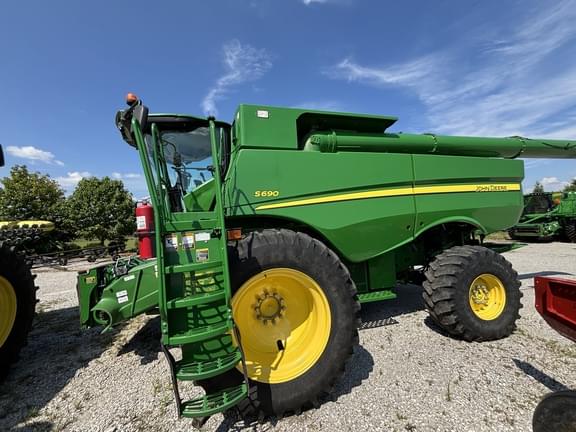 Image of John Deere S690 equipment image 1
