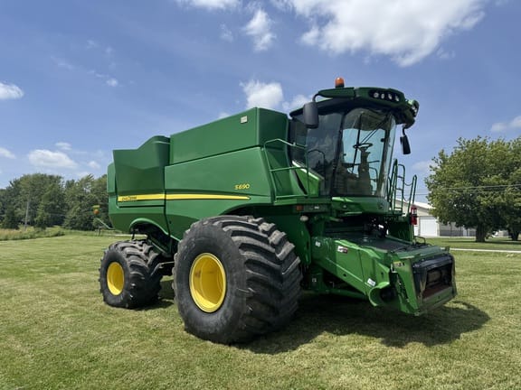 2015 John Deere S690 Equipment Image0