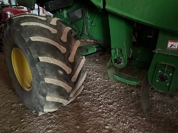 Image of John Deere S690 equipment image 1