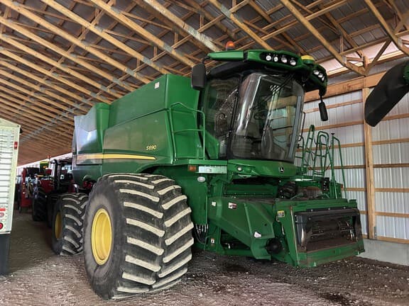 Image of John Deere S690 Primary image