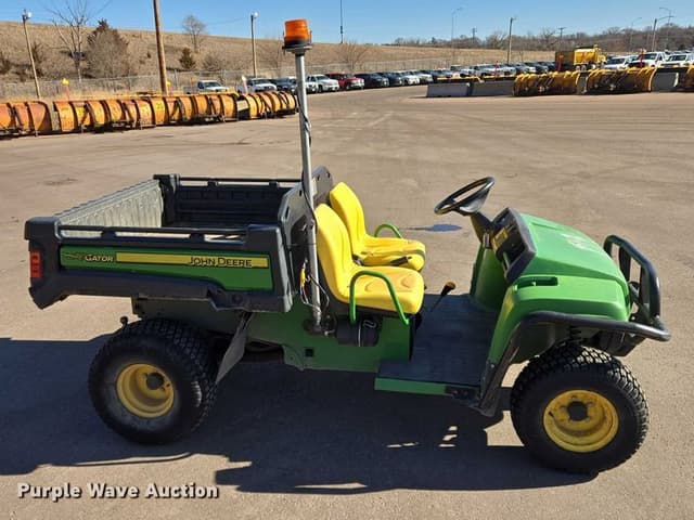 Image of John Deere Gator 4X2 equipment image 3