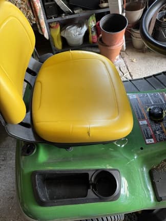 Image of John Deere X300 equipment image 3