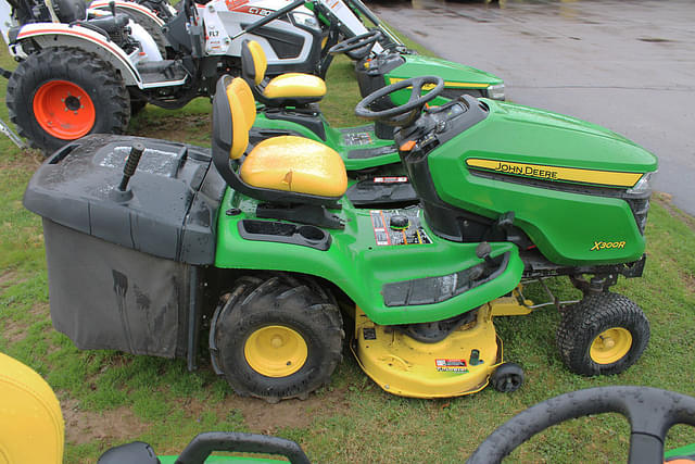Image of John Deere X300R equipment image 3