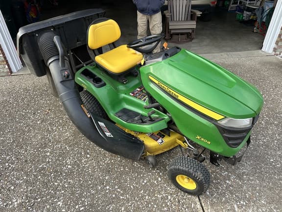 Image of John Deere X304 equipment image 3