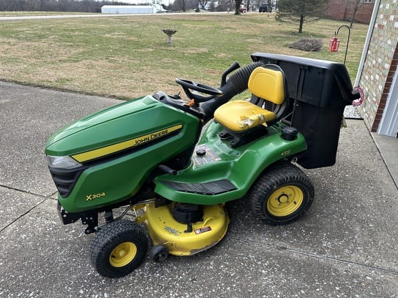 2015 John Deere X304 Equipment Image0