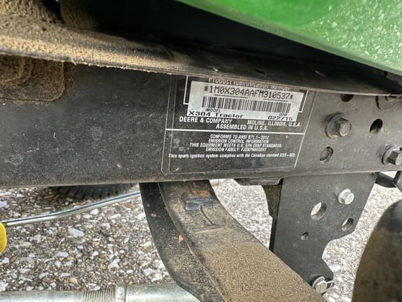 Image of John Deere X304 equipment image 4