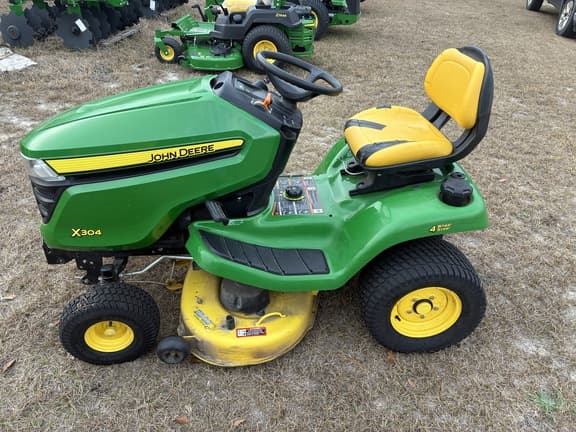 Image of John Deere X304 equipment image 1