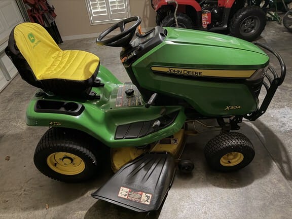 2015 John Deere X304 Equipment Image0