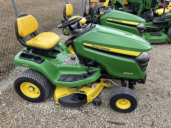 Image of John Deere X304 equipment image 3