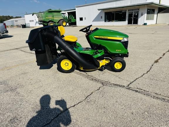 Image of John Deere X304 equipment image 1