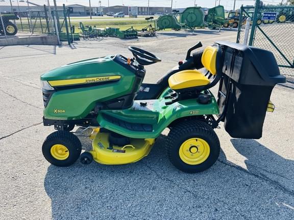 Image of John Deere X304 equipment image 3